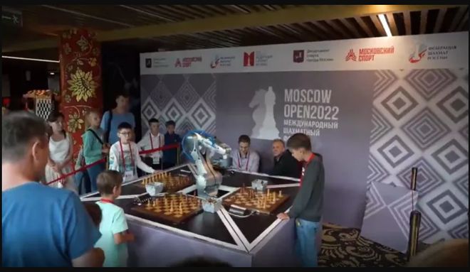 7岁小孩骨折，莫斯科国际象棋公开赛发生严重的机器人伤人事件