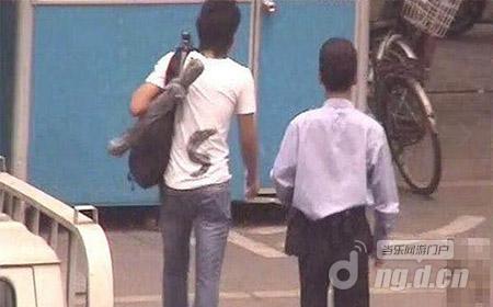 男子竟带屠龙刀出门 少年为何不来《大宗师》呢