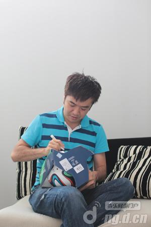 《FM一球成名》段暄签名周边影像流出 疑似活动奖品