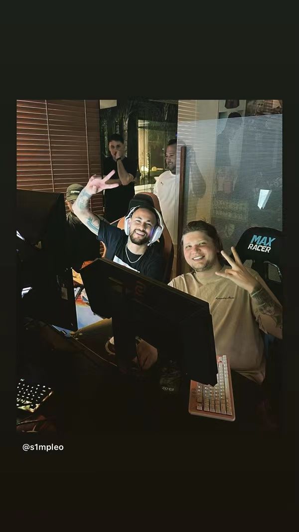 传奇组合！s1mple和内马尔线下CSGO开黑