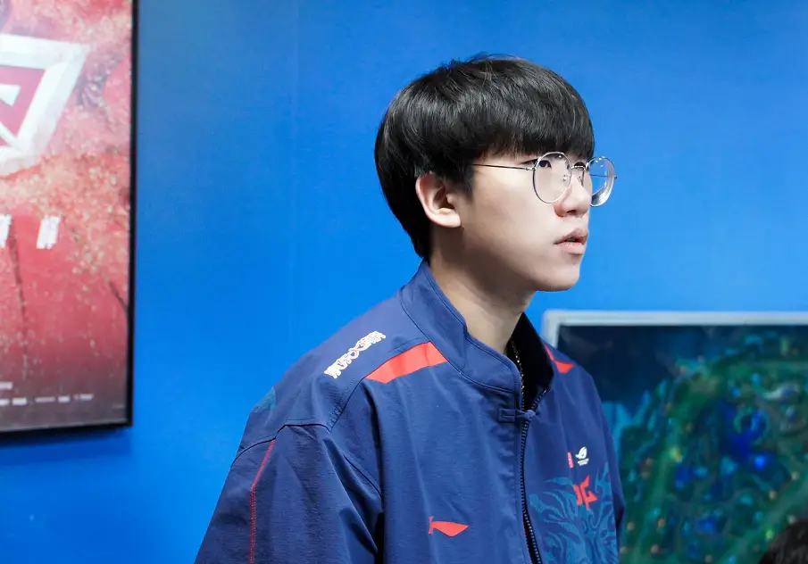 网友调侃：尺帝刚来就当院长？Uzi不在，尺帝称霸LPL？